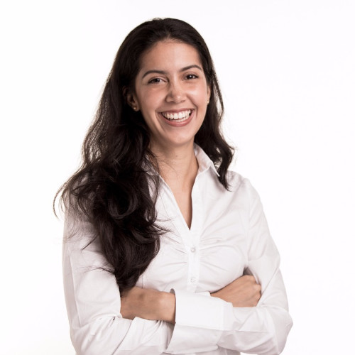 Demo Day Platzi 2025 - Mujer sonriente con camisa blanca, mostrando una expresión de alegría.