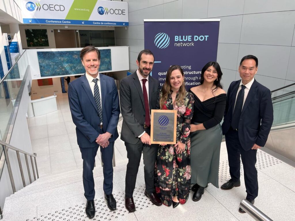 En 2025 El Aeropuerto El Dorado recibe el Sello Blue Dot por su modelo de infraestructura sostenible.