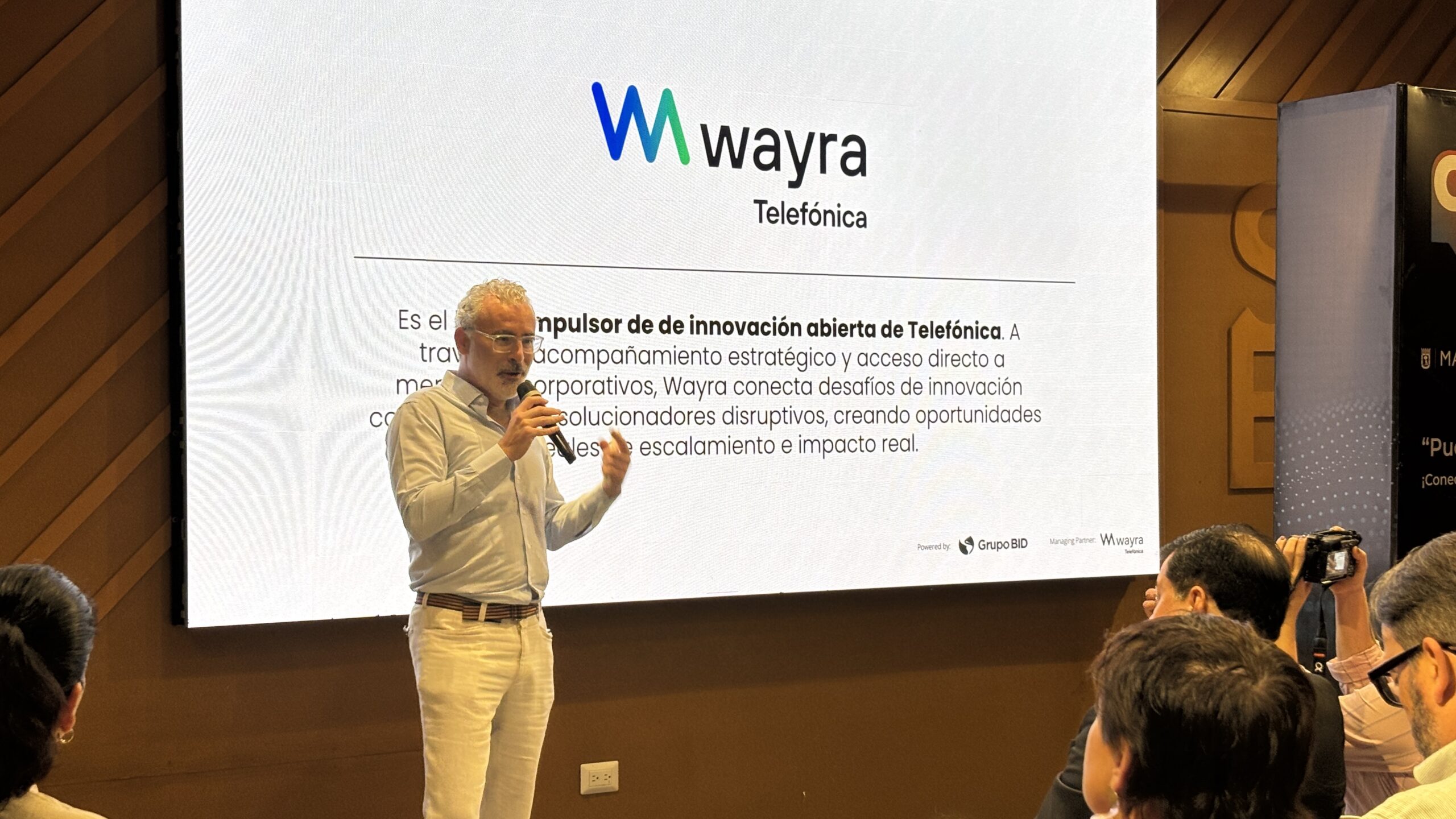 Retrato de Agustín Moro, Director Global de Servicios de Innovación en Telefónica, impulsor de CIVLAC y programas de innovación abierta junto a BID Lab y Wayra.